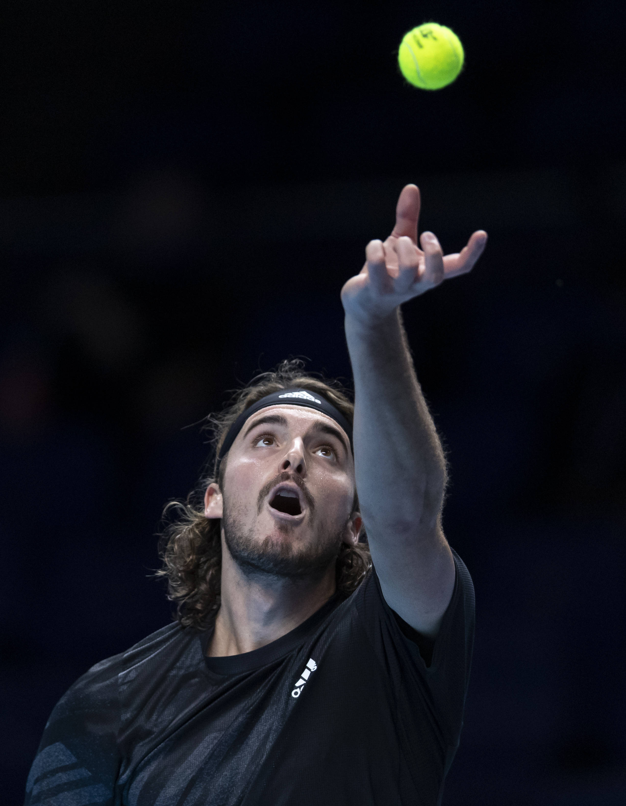 包含欧洲网球队力克德国网球队，西西帕斯爆发神勇的词条