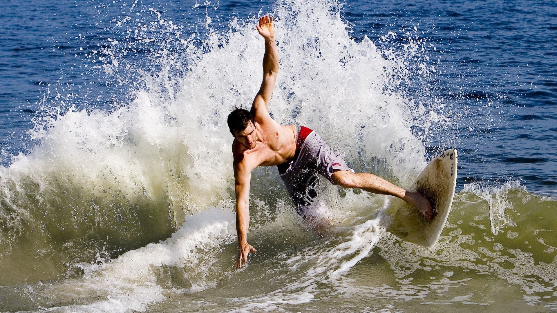 跨界主宰，从霍勒迪的F1首胜到灰熊的稳健胜利—掌控力的双重奏