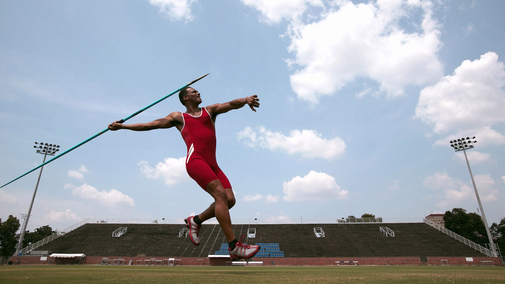 奥斯梅恩，从赛道到绿茵，F1街道赛之夜的跨界焦点